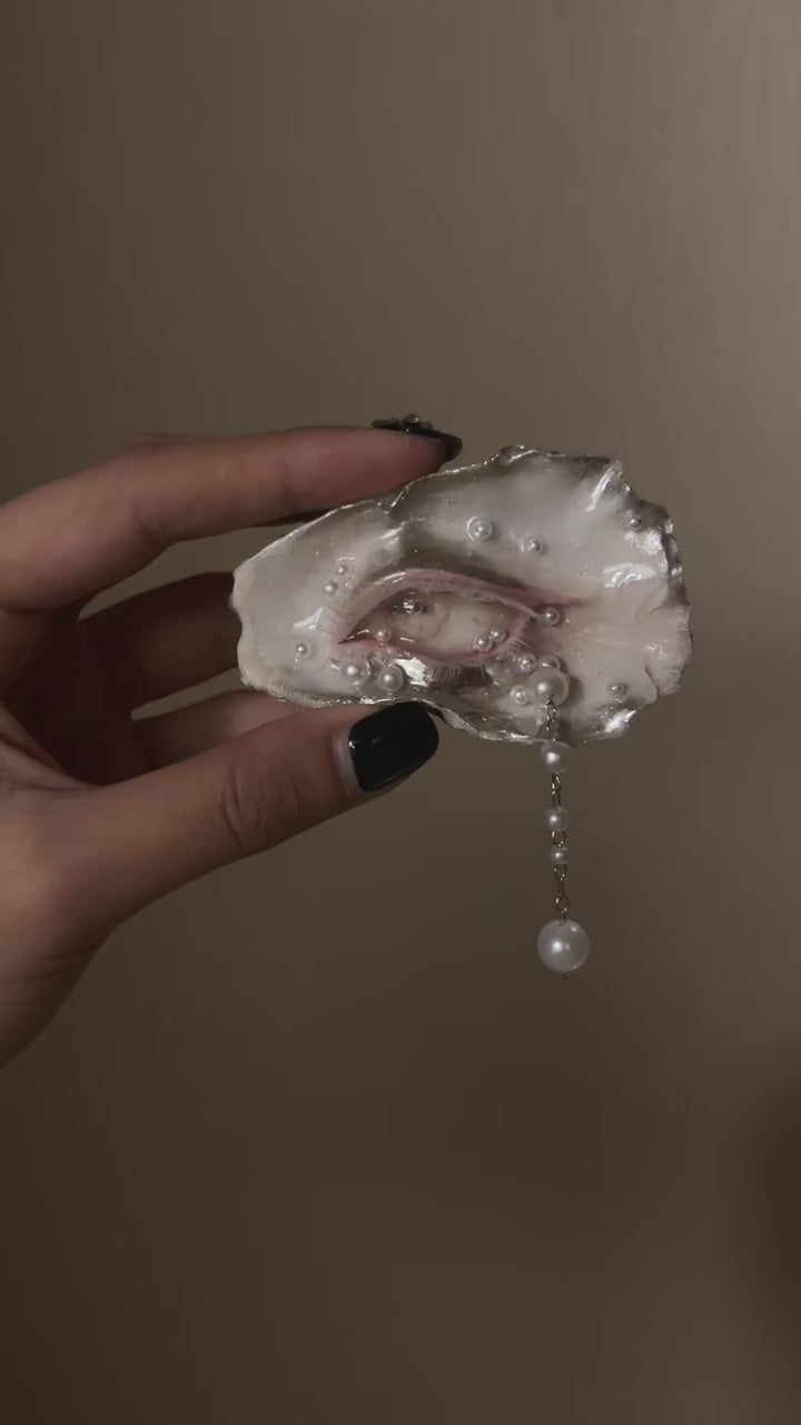 Nyra Lamb Gaze — Sheep-Eye Oyster Relic