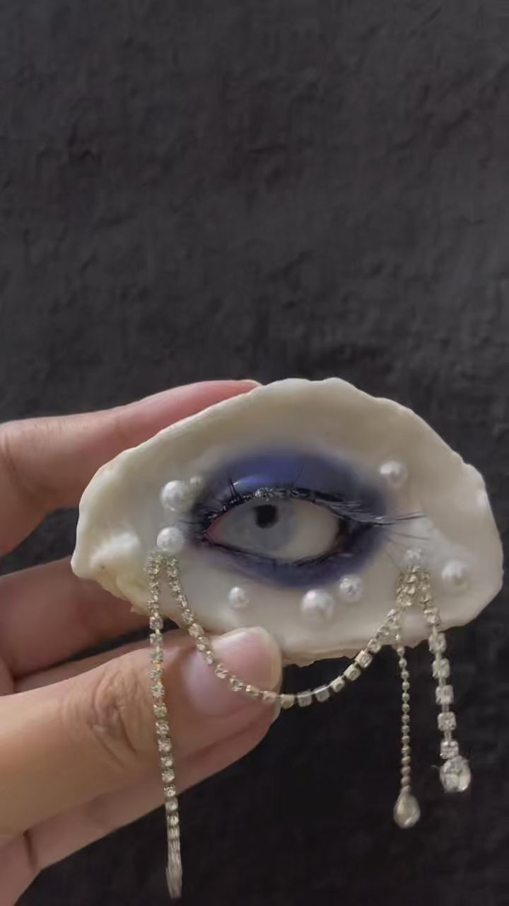 Methyst Haze LV028-R — temperature-reactive eye detail in hand