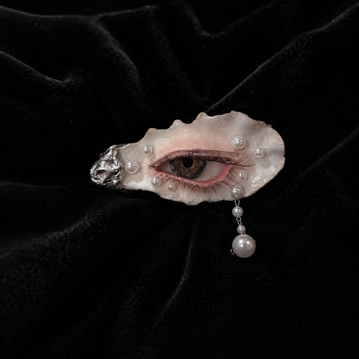 Nyra Halo Brown Eye — artwork and styling view 3
